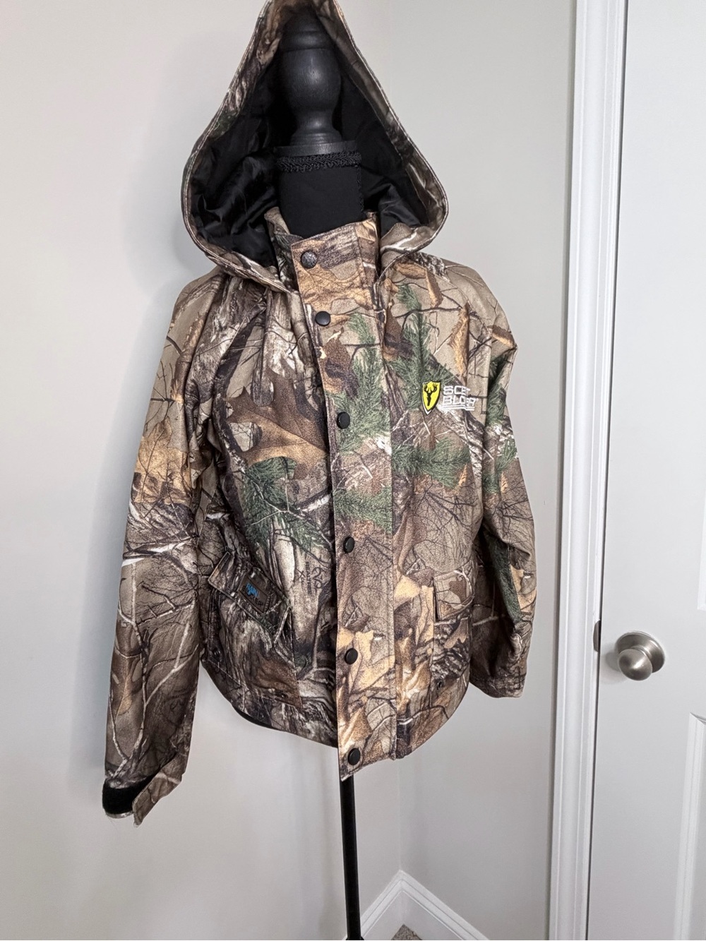 Rain proof and scent blocked Realtree youth XL